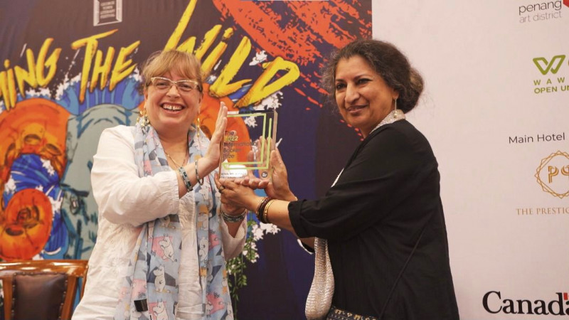 Author Geetanjali Shree received her International Booker Prize trophy at the GTLF