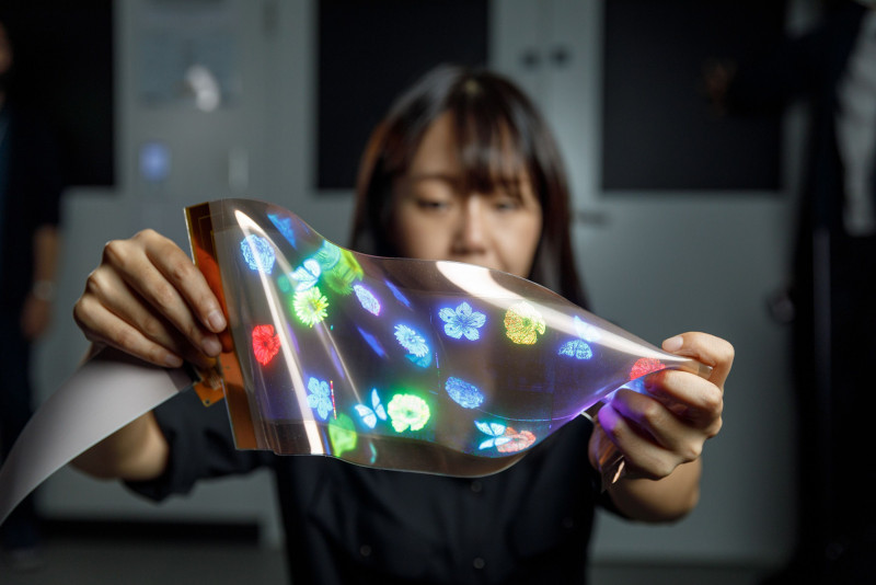 This screen flexes in all directions and can be stretched like elastic