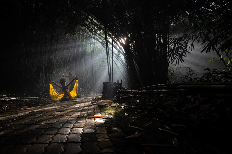 Photo of the Week: Oleg dancers in sunlight – Diana Ishii