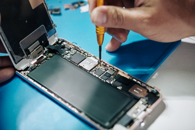 Apple to start letting people fix their own iPhones