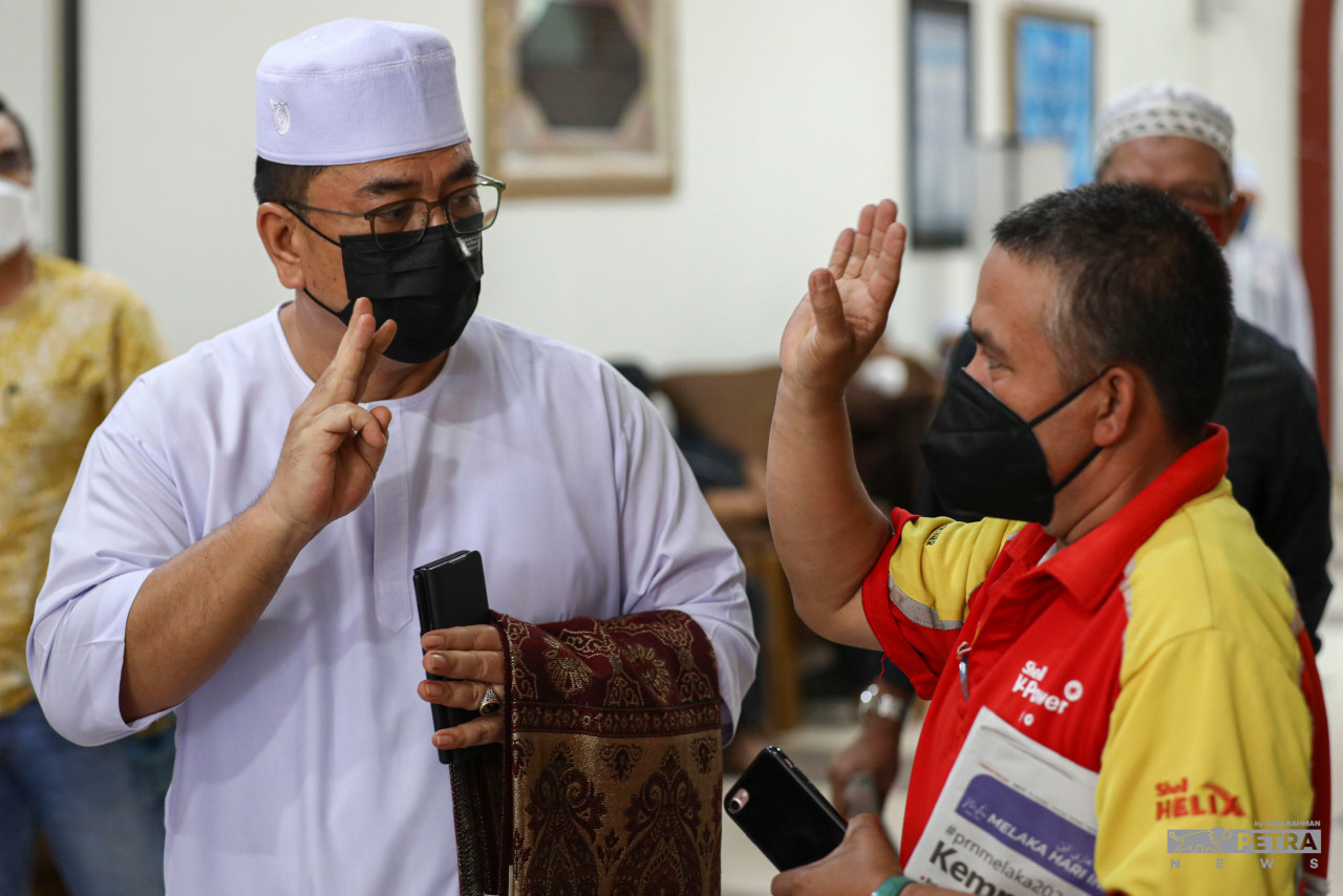 Former Melaka chief minister Datuk Seri Sulaiman Md Ali (left) participating in Friday congregational prayers at Salmah Khamis Mosque. – AZIM RAHMAN/The Vibes pic, November 19, 2021