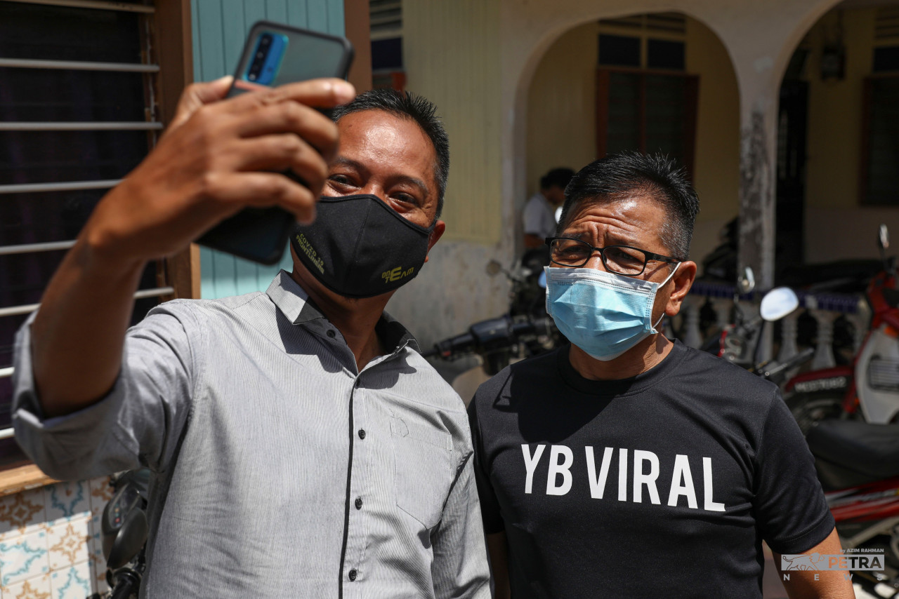 A fan of ‘YB Viral’ Datuk Norhizam Hassan Baktee taking a selfie with the Pengkalan Batu candidate at a wedding in Bukit Piatu. – AZIM RAHMAN/The Vibes pic, November 19, 2021