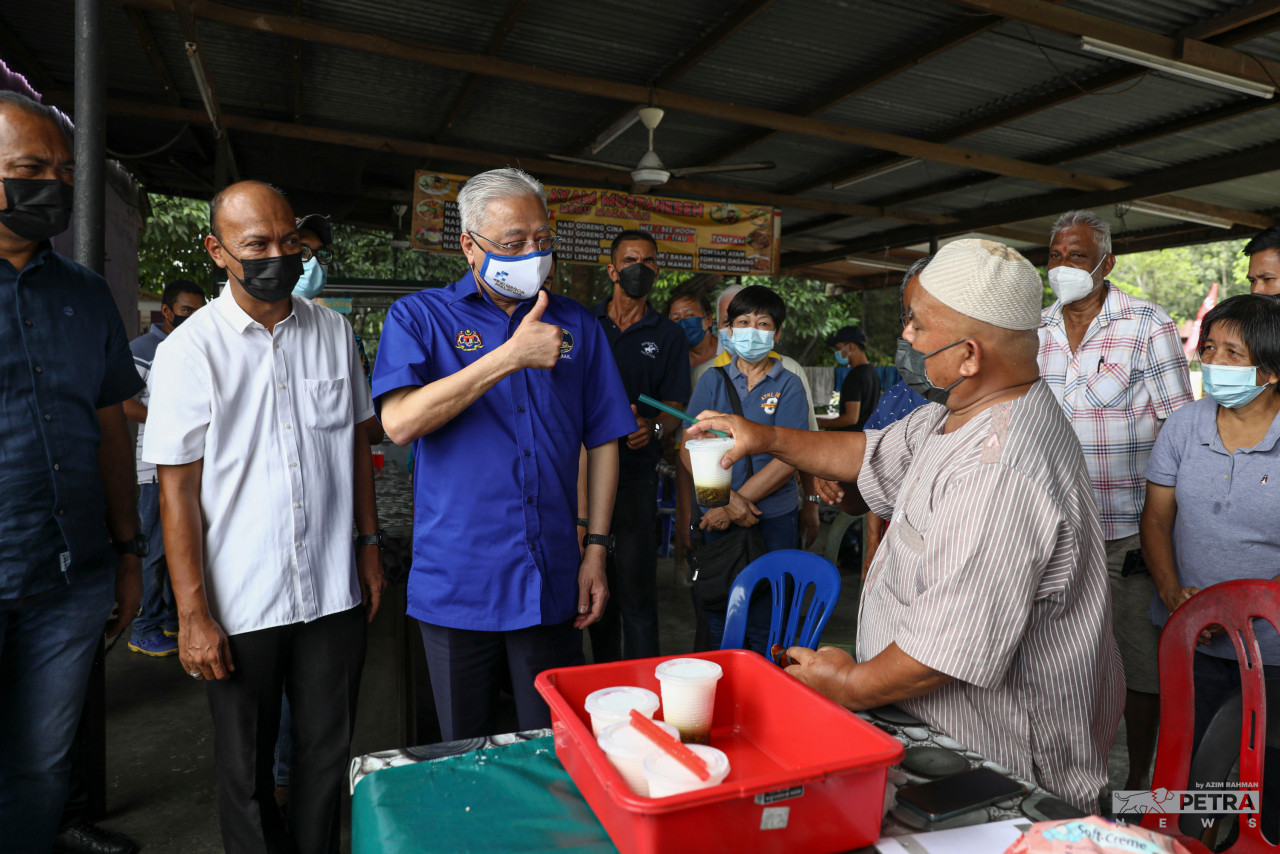 A trader at Medan Selera Selandar offers cendol to Prime Minister Datuk Seri Ismail Sabri Yaakob (centre) during his visit to the area. – AZIM RAHMAN/The Vibes pic, November 19, 2021