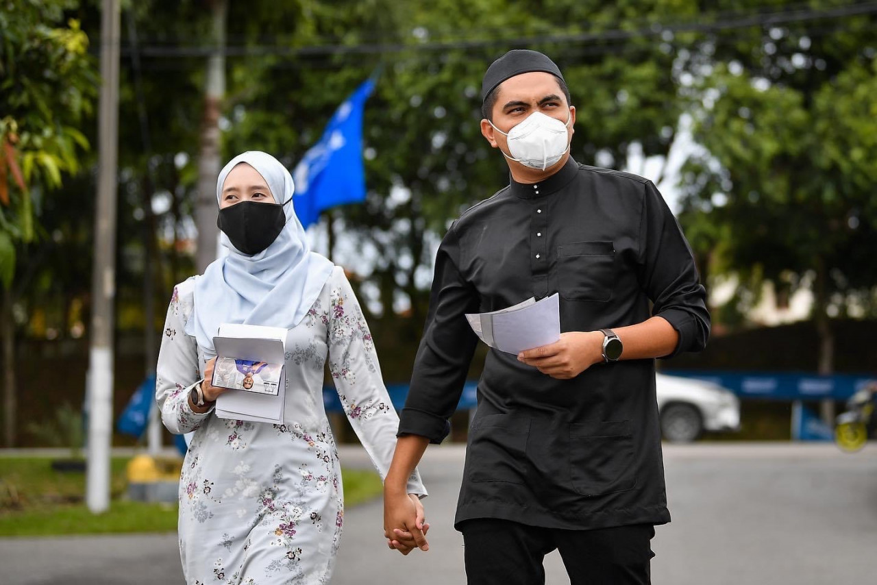 Dr Muhamad Akmal Saleh and his wife distributing campaign leaflets. – Akmal Saleh Facebook pic, November 19, 2021