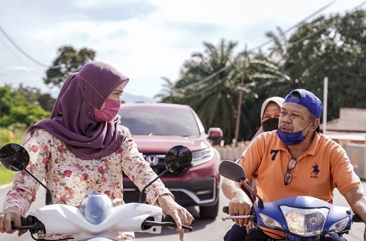 Datuk Khaidiriah Abu Zahar chatting with the villagers of Felda Kemendor, Rim. – Dira Abu Zahar Facebook pic, November 19, 2021