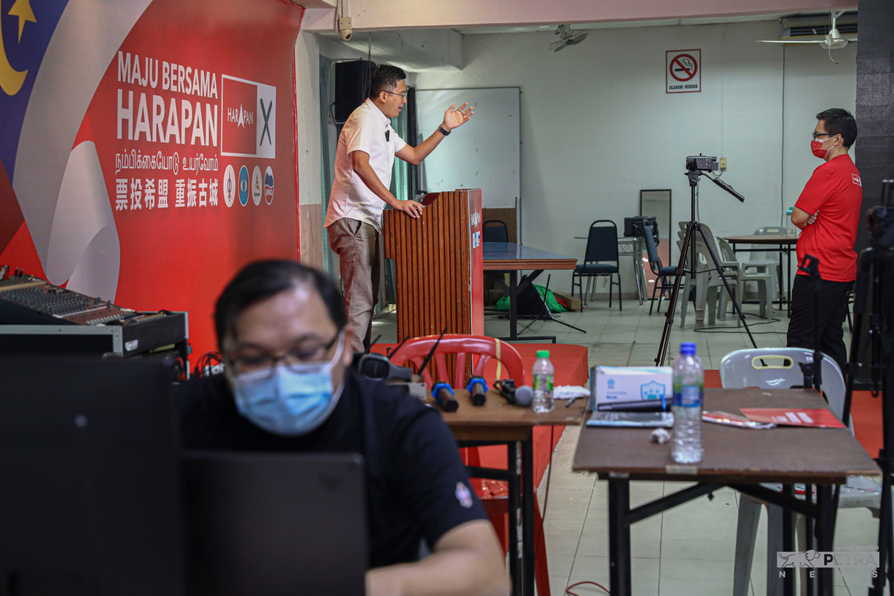 Pakatan Harapan’s Kesidang candidate Allex Seah Shoo Chin giving a virtual talk at the DAP office in Melaka. – AZIM RAHMAN/The Vibes pic, November 19, 2021
