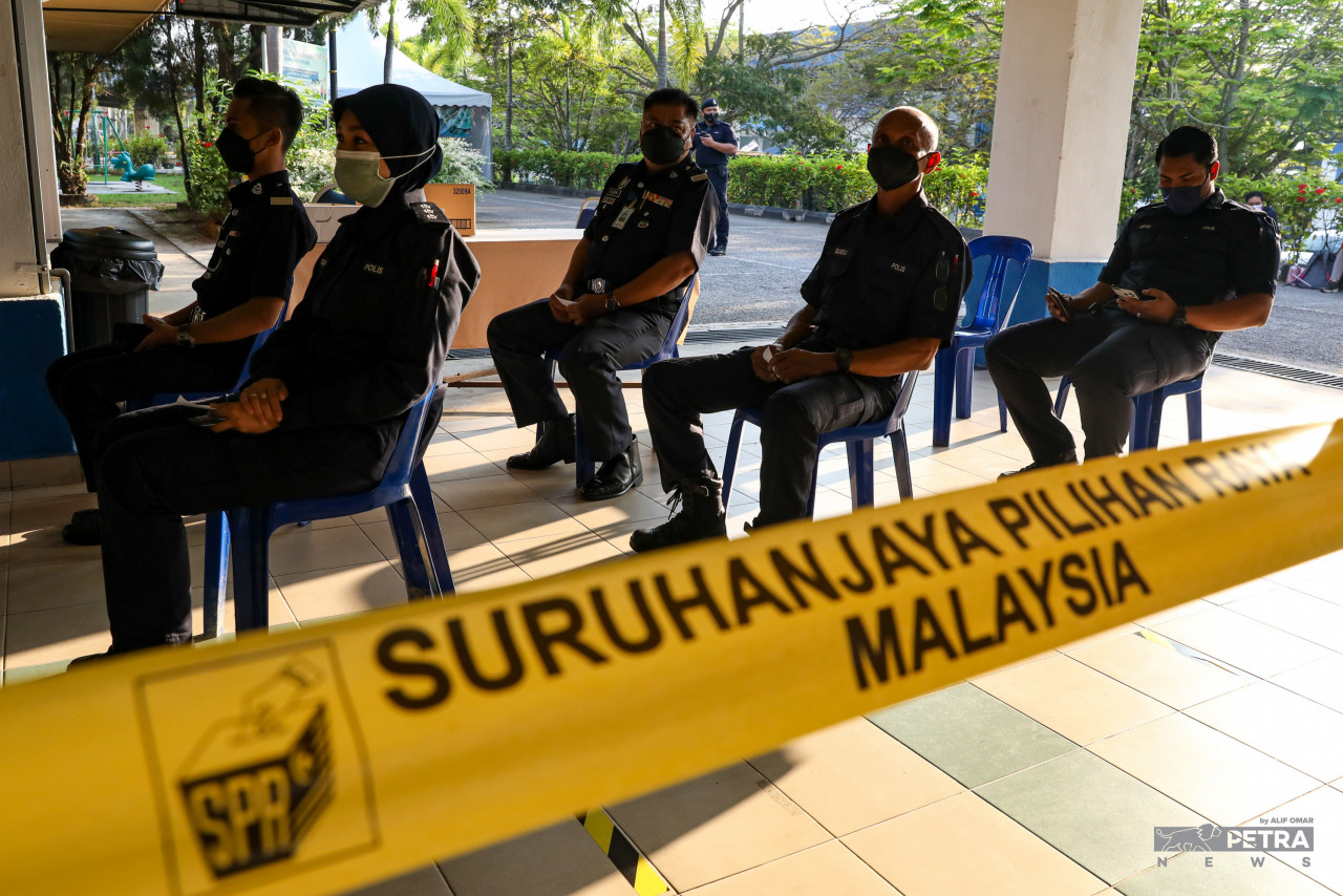 Voters at the Melaka contingent police headquarters waiting to cast their ballots under the new norm. – ALIF OMAR/The Vibes pic, November 16, 2021