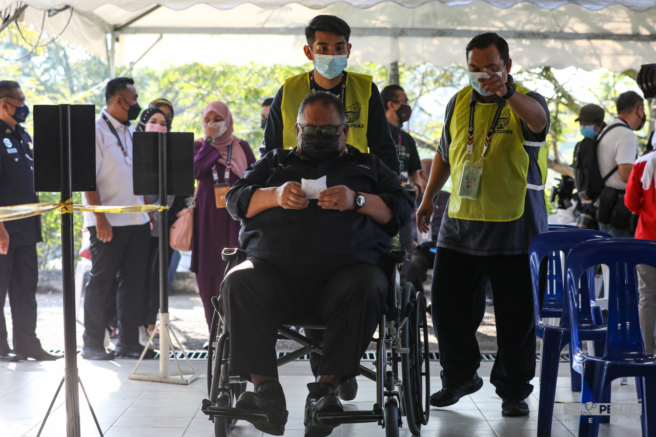 Election Commission staff helping those with disabilities to cast their votes. – ALIF OMAR/The Vibes pic, November 16, 2021