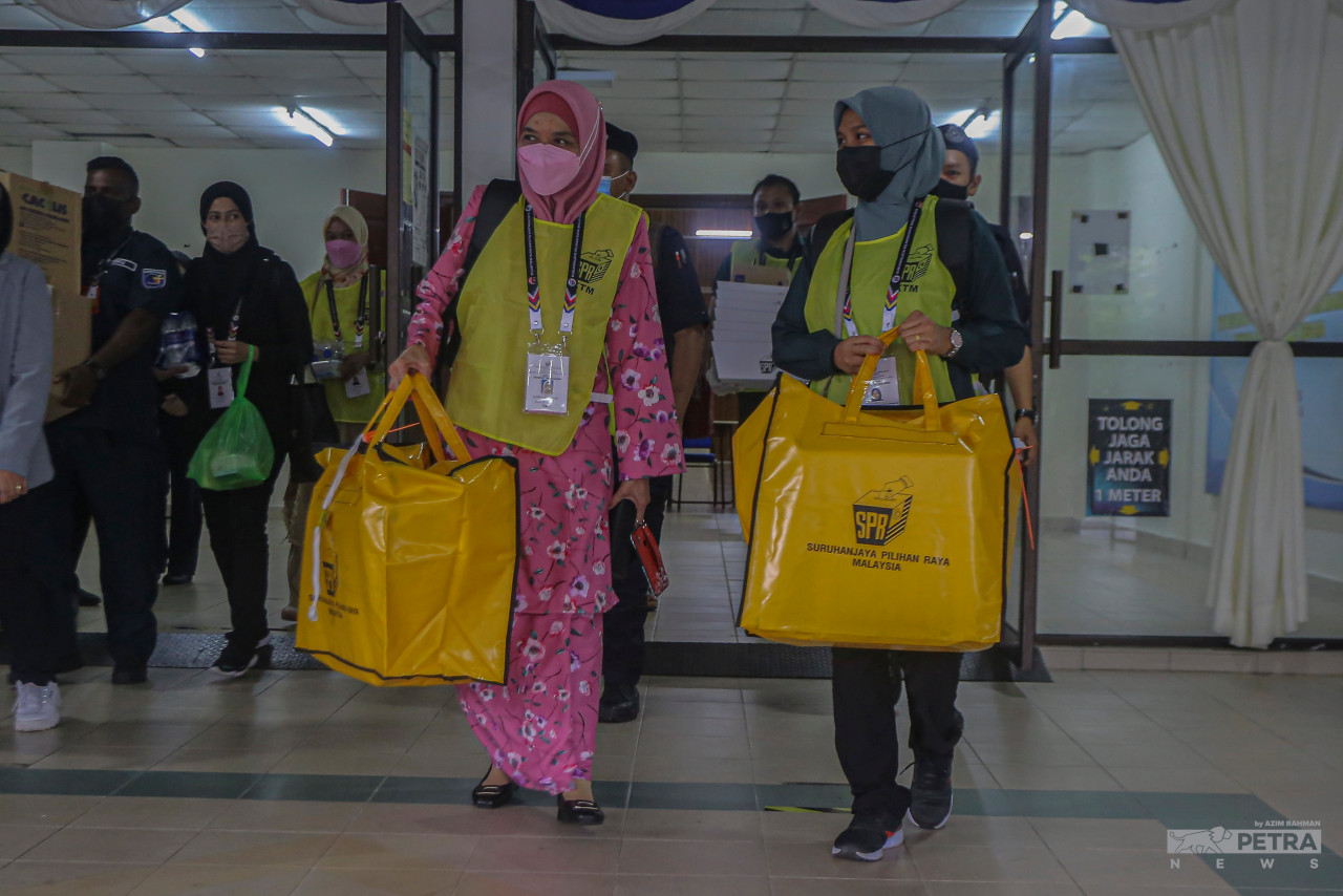 Ballot boxes being taken out of the early voting centre at the Melaka police headquarters to be stored in the Batu Berendam police station lock-up before counting this Saturday. – AZIM RAHMAN/The Vibes pic, November 16, 2021