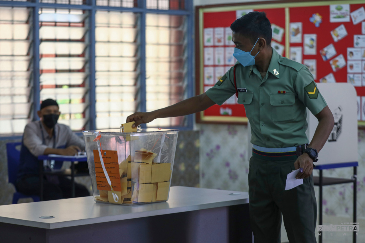 Military members at Terendak army camp casting their votes at the SK Kem Terendak 2 polling centre. – AZIM RAHMAN/The Vibes pic, November 16, 2021