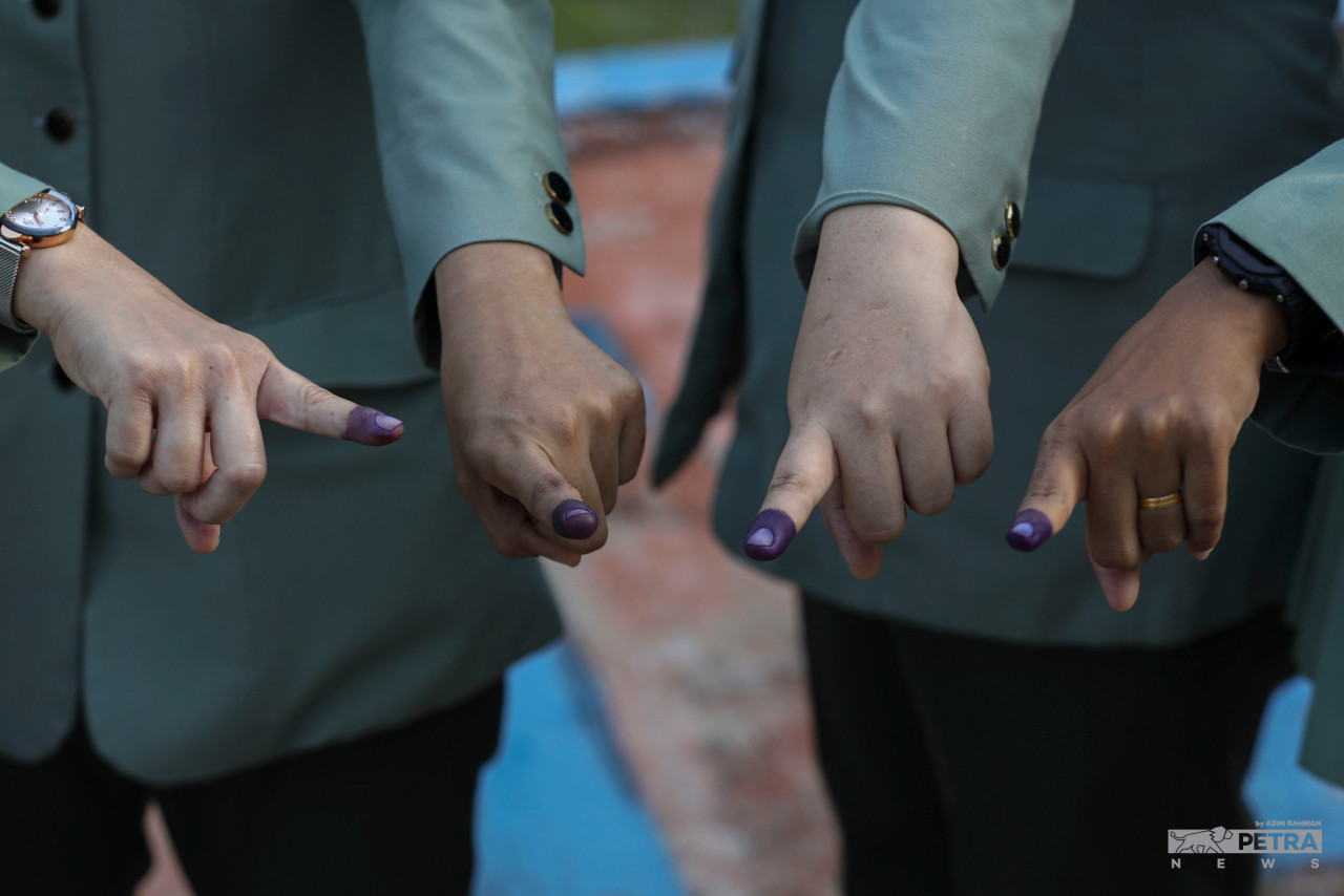 With the early voting process completed, the heat of the election will now be concentrated on this Saturday, as 482,550 registered voters will cast their ballots. – AZIM RAHMAN/The Vibes pic, November 16, 2021