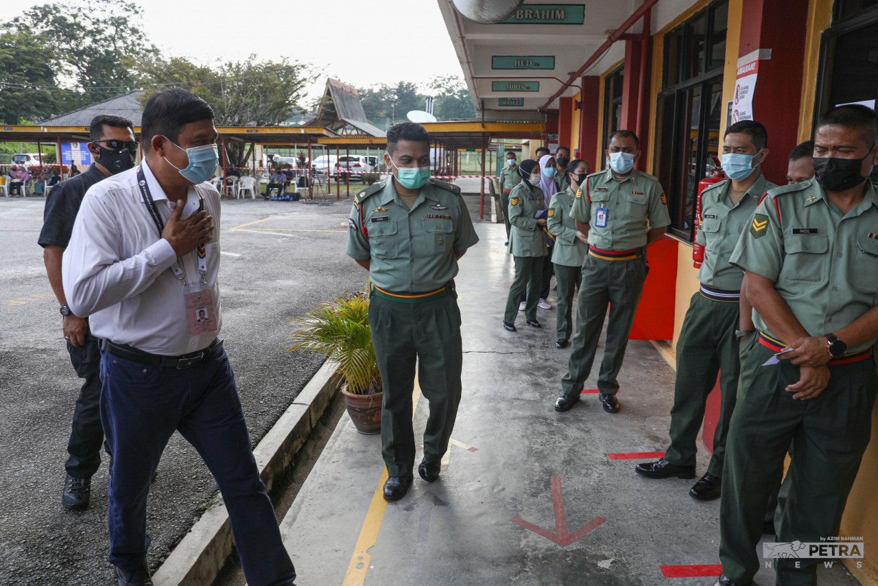 Barisan Nasional candidate for Sg Udang Datuk Seri Mohamad Ali Mohamad at the early voting centre at Sekolah Kebangsaan Kem Terendak 2, today. – AZIM RAHMAN/The Vibes pic, November 16, 2021