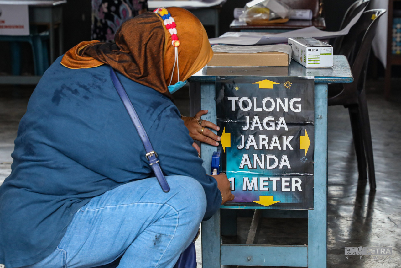 Election Commission staff make preparations before polling station doors open tomorrow morning. – ALIF OMAR/The Vibes pic, November 19, 2021