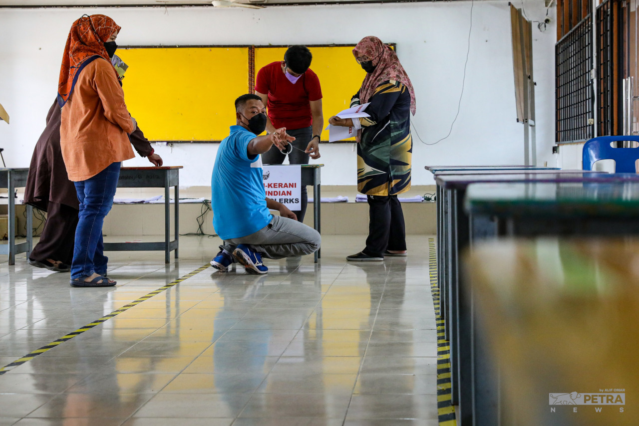 Election Commission officials work hard to ensure that the voting process goes smoothly tomorrow. – ALIF OMAR/The Vibes pic, November 19, 2021