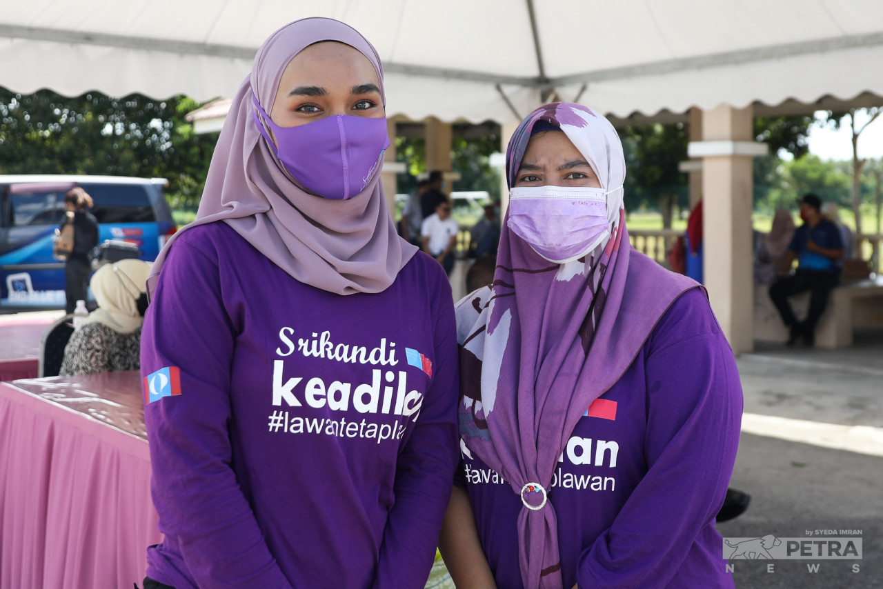 Although no ‘barongs’ or party huts are allowed to be put up, some parties have their representatives to promote their candidates. – SYEDA IMRAN/The Vibes pic, November 8, 2021