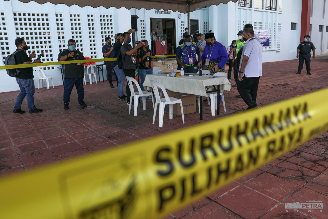 Strict SOPs see less crowd on nomination day at all centres. – AZIM RAHMAN/The Vibes pic, November 8, 2021