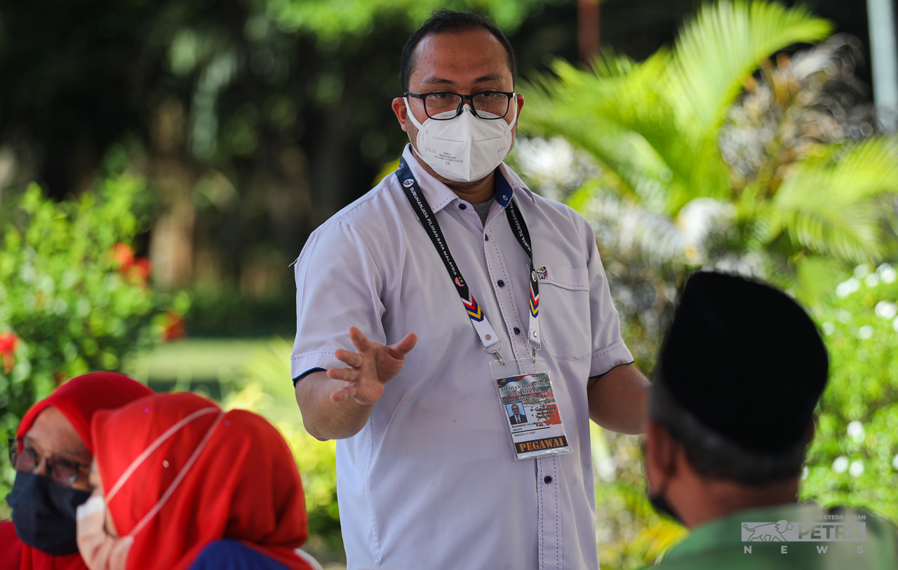 Nomination centre officer Muhammad Salahuddin Salleh briefing candidates on the SOPs. – SYEDA IMRAN/The Vibes pic, November 8, 2021