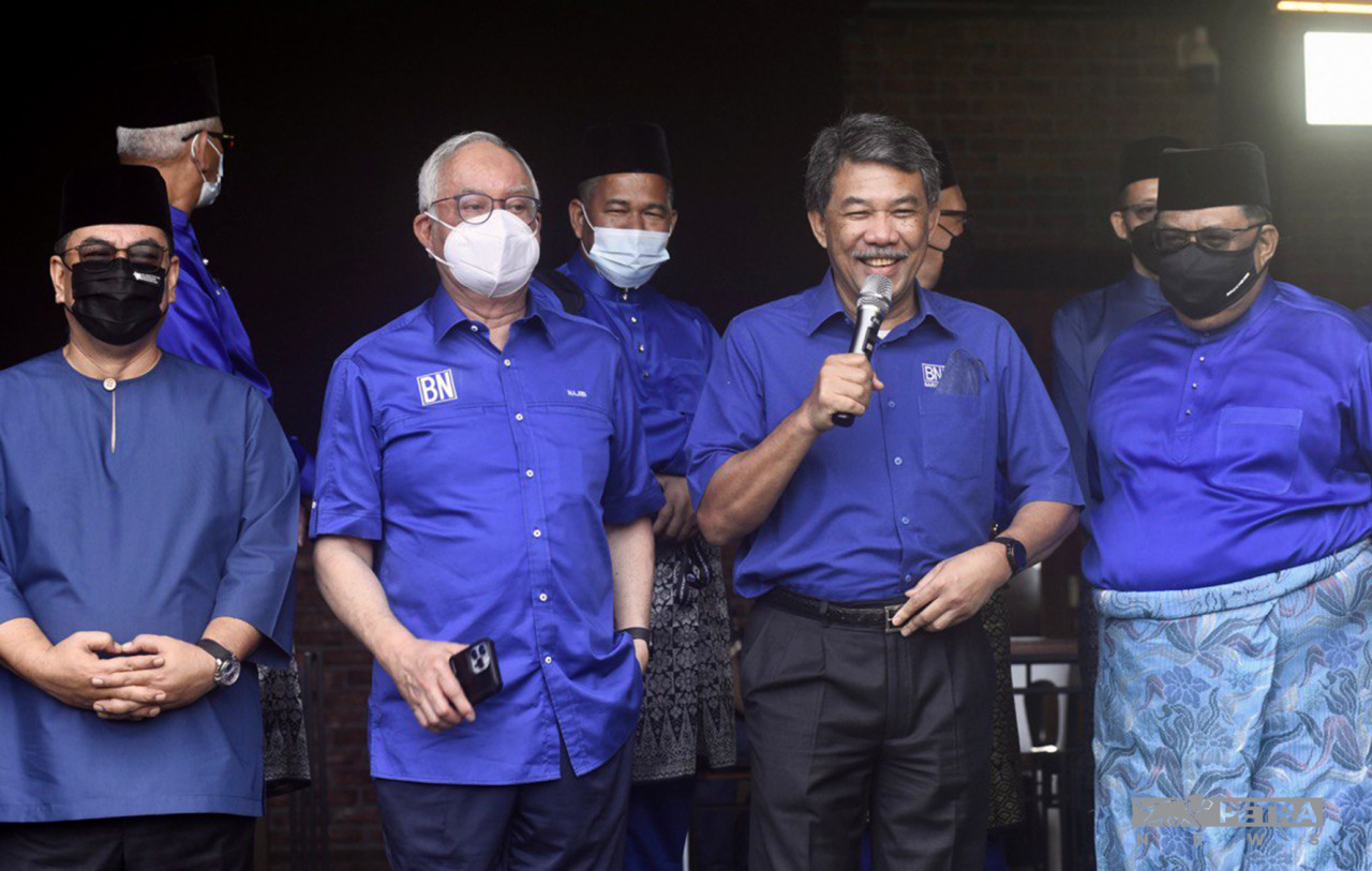 All out, Barisan Nasional election director Datuk Seri Mohamad Hasan and Datuk Seri Najib Razak are in full support for BN candidates, Datuk Seri Sulaiman Md Ali (left) and Datuk Seri Ab Rauf Yusoh (right) for the Lendu and Tg Bidara seats respectively. – Umno Online pic, November 8, 2021