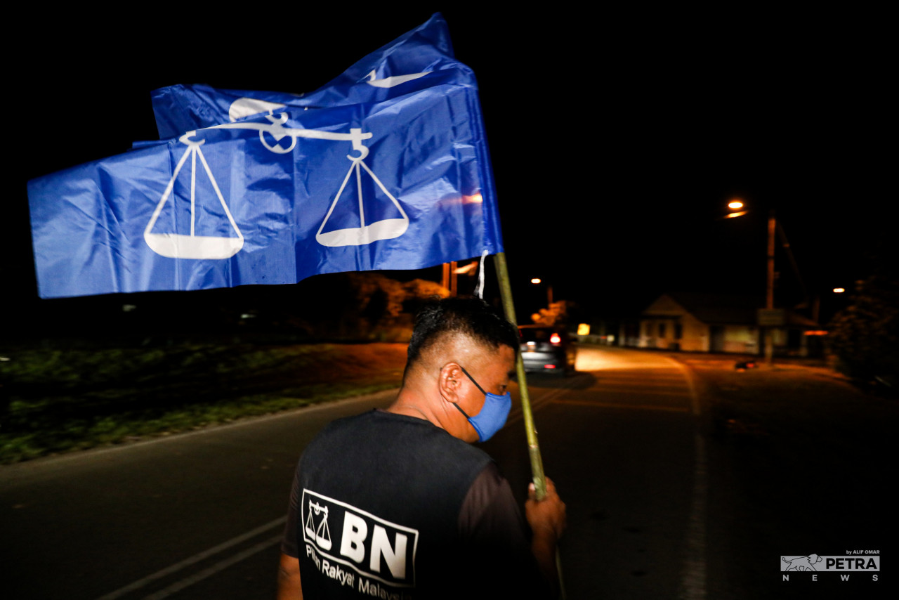 Flags are still used in campaigning, to give a better impact ahead of the election. – ALIF OMAR/The Vibes pic, November 9, 2021