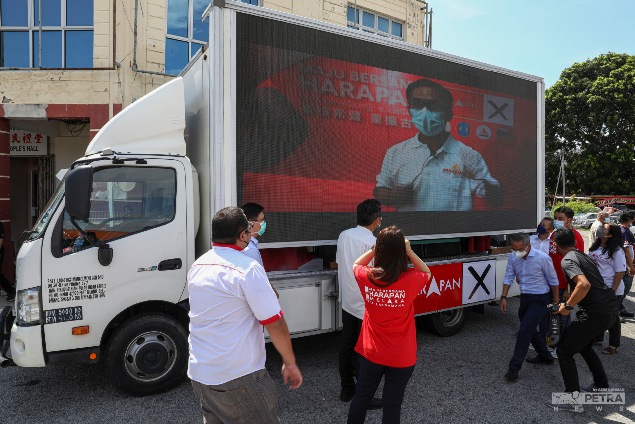 A Pakatan Harapan lorry with LED displays to facilitate campaigns bound by strict standard operating procedures. – AZIM RAHMAN/The Vibes pic, November 9, 2021