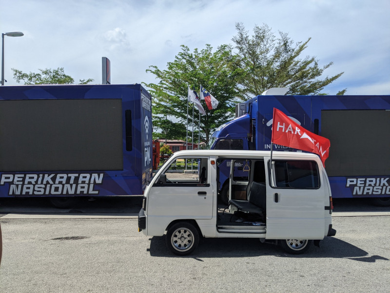 [PHOTOS] Not forgetting the old, celebrating the new: candidates campaign in Melaka