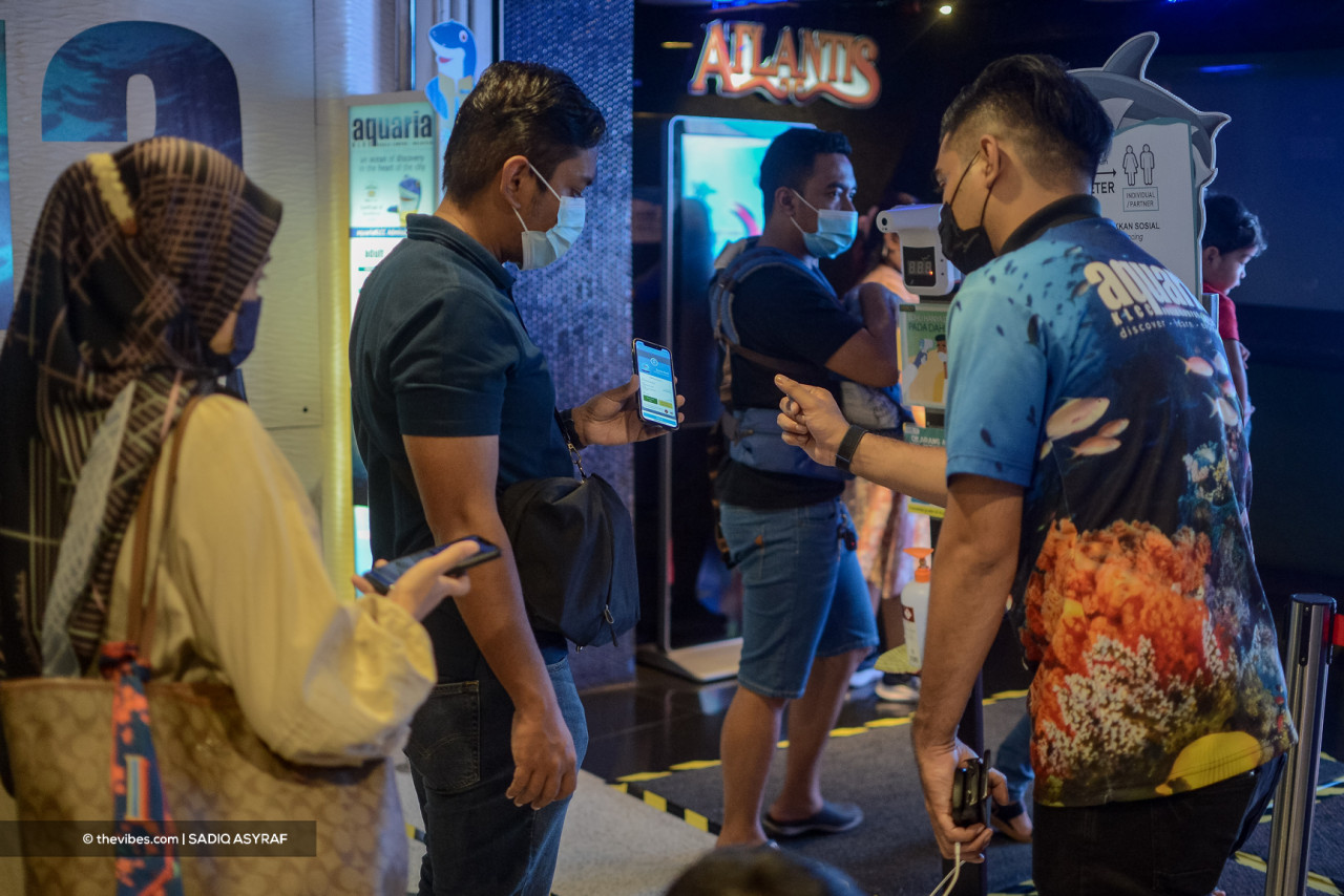Visitors are required to follow strict Covid-19 standard operating procedures before they can enter Aquaria KLCC. – SADIQ ASYRAF/The Vibes pic, November 27, 2021