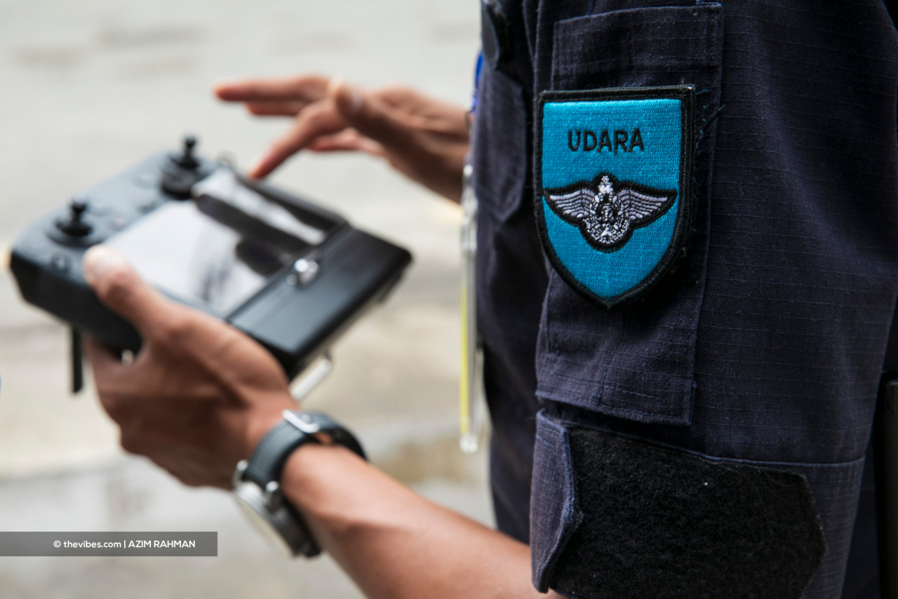 The special police drone surveillance team has become the force’s third eye to monitor SOP compliance among members of the public. – AZIM RAHMAN/The Vibes pic, October 9, 2021