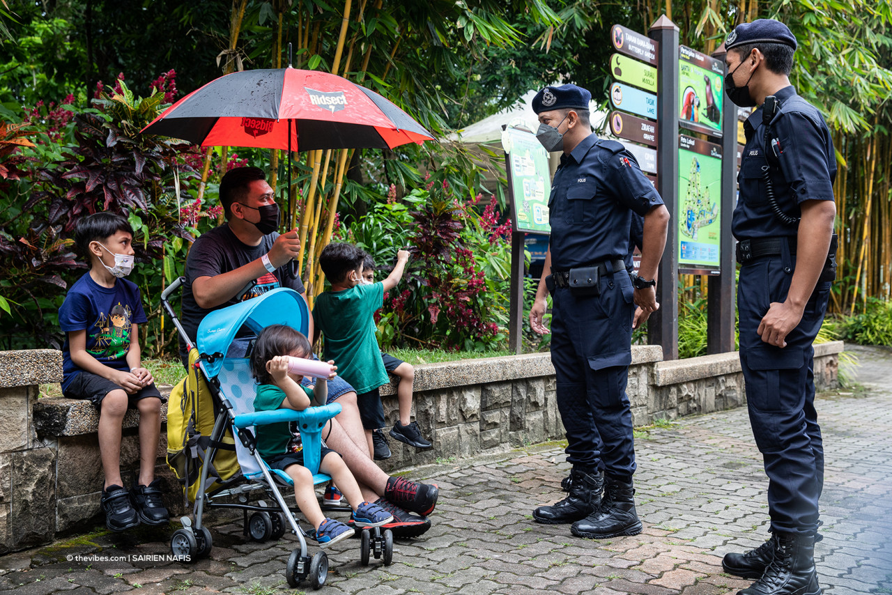 Police officers at the zoo monitoring visitors’ compliance with the SOPs. – SAIRIEN NAFIS/The Vibes pic, October 7, 2021