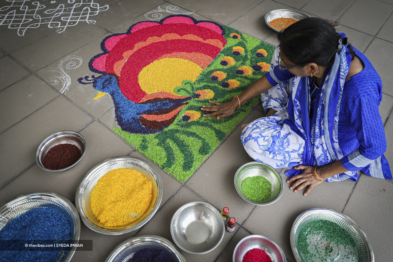 Rangoli designs can be simple geometric shapes, depictions of deities, or flower and petal shapes appropriate to the given celebrations. They can also be made with elaborate designs crafted by numerous people. – Syeda Imran/The Vibes pic