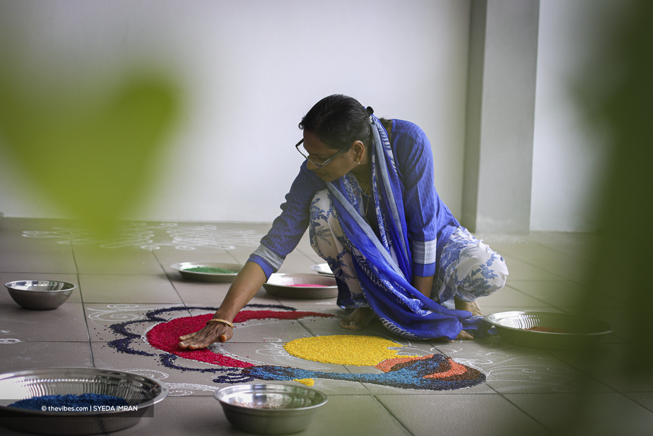 Creating kolams is an everyday practice in Hindu households, however the colourful ones are preferred during festivals and other important celebrations as it is time consuming. – Syeda Imran/The Vibes pic