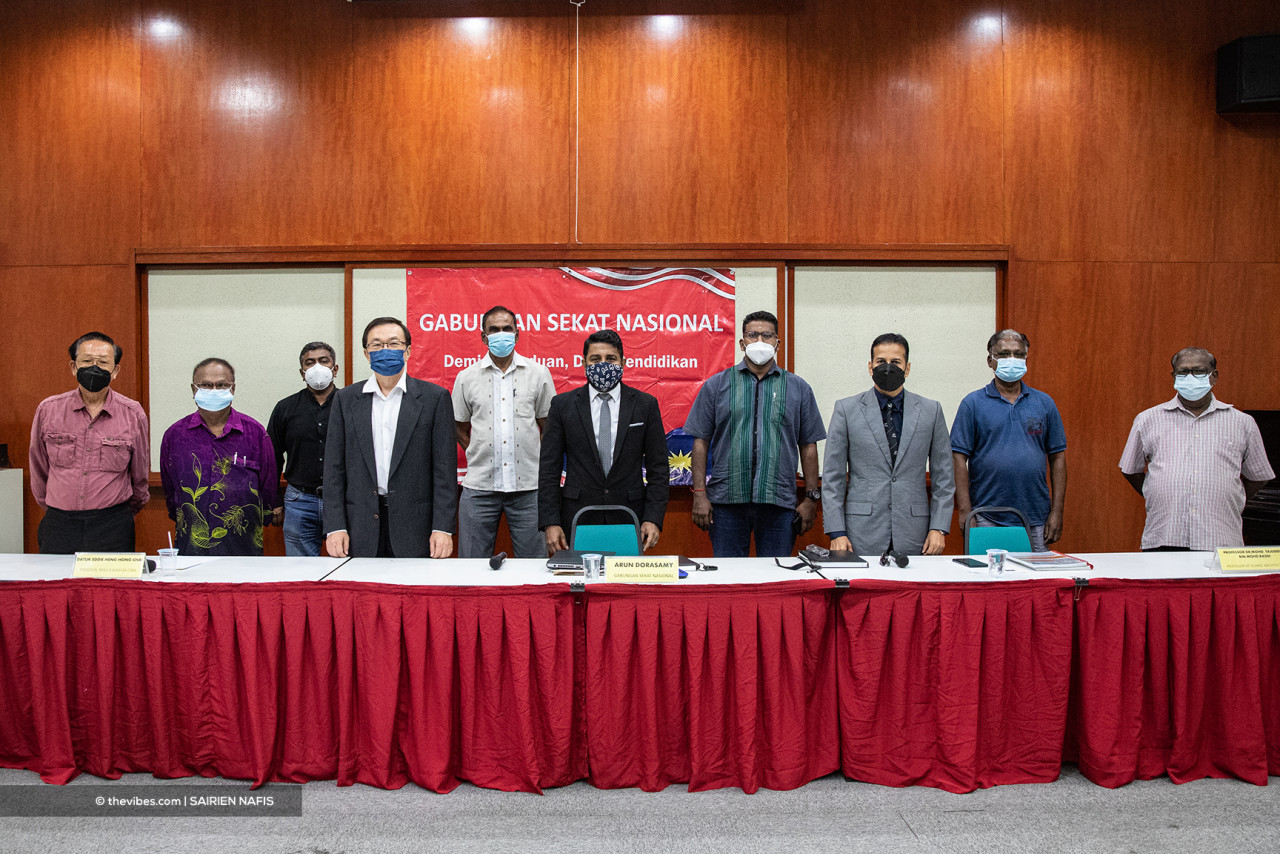 Malaysian Chinese Language Council president Datuk Eddie Heng Hong Chai (4th from left), Sekat secretary Arun Dorasamy (centre), and Global Human Rights Federation president S. Shashi Kumar (3rd from right) at the press conference. – SAIRIEN NAFIS/The Vibes pic, November 1, 2021