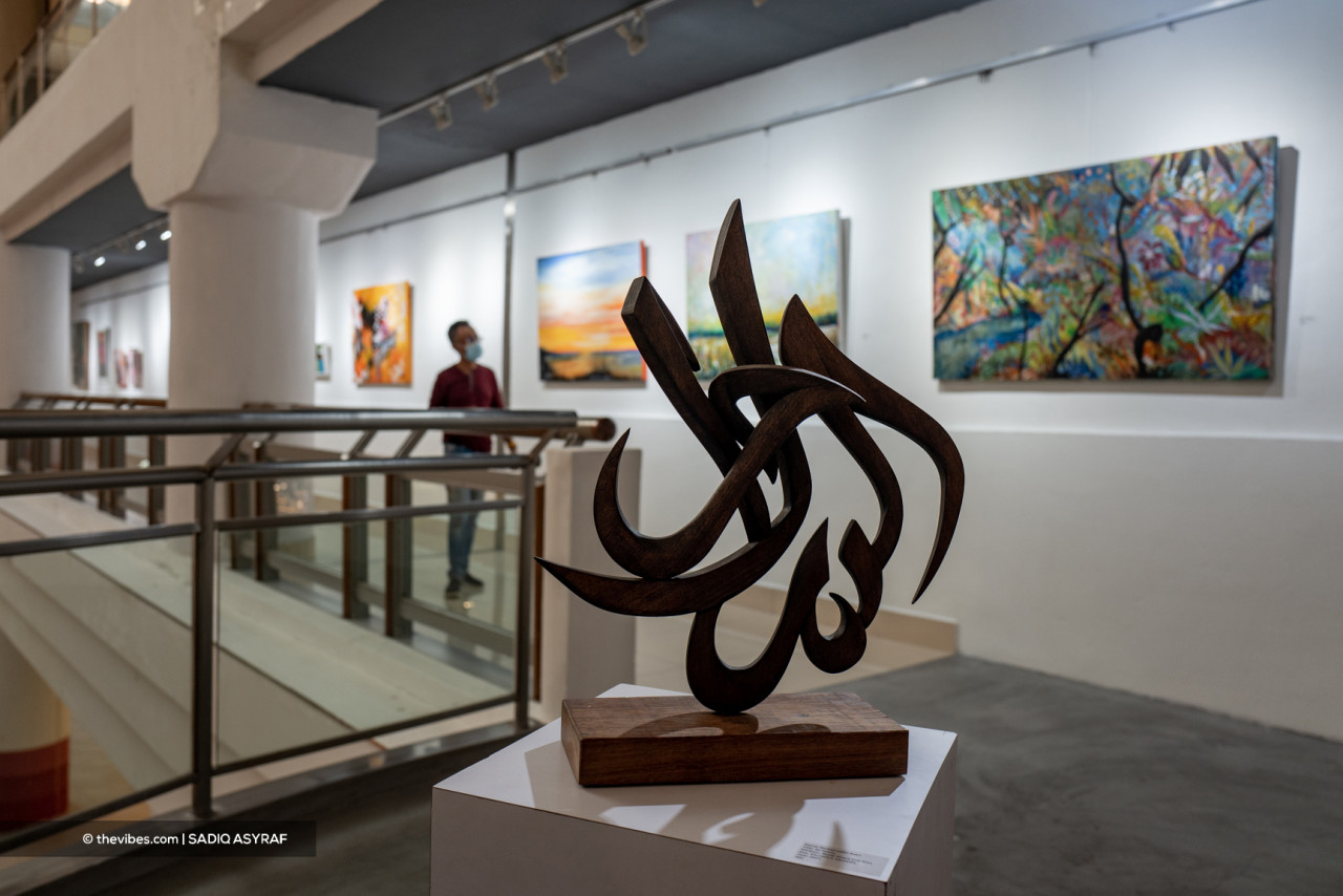 The artwork on display includes works by assoc prof Alias Yussof, Badrulzzaman Abu, Burhanuddin Bakri, Hafidz Musa, Jamil Mat Isa, Khainifa Khalila (Pip of Art), and Taufik Abdullah. – SADIQ ASYRAF/The Vibes pic
