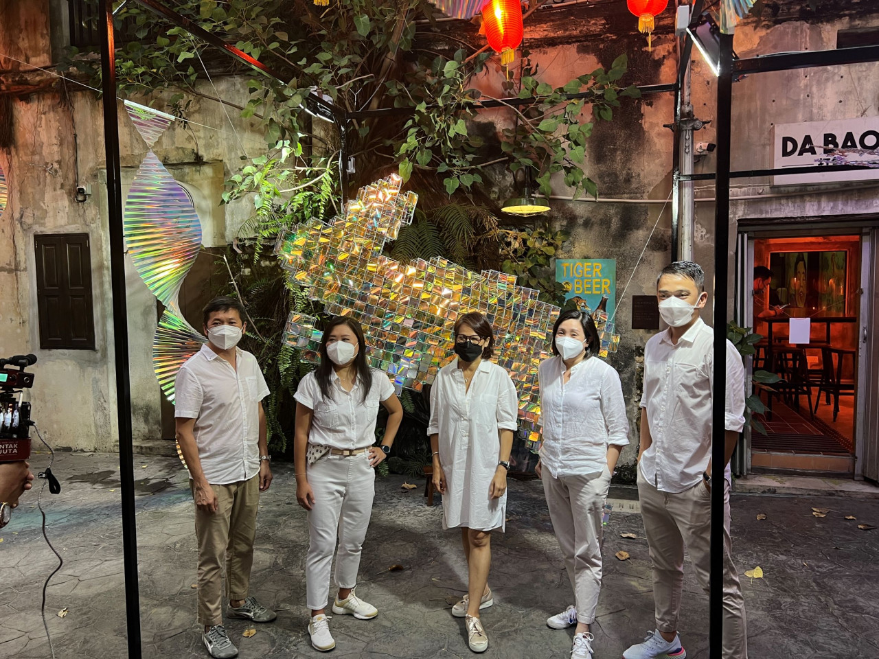 KCH Partners (From L-R) Ho Yong Wee, Zeen Chang, artist Alice Chang, Coco Lew, Javier Cho. – Pic by Haikal Fernandez