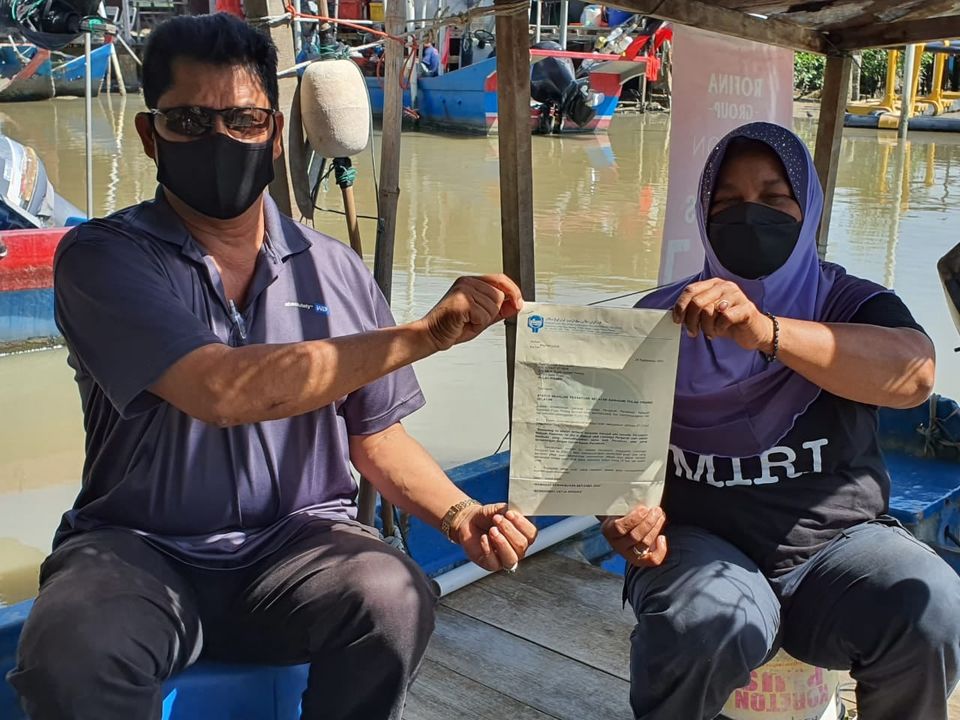 NGO Lestari Alam Sekitar Penang has submitted the signatures of 1,521 fishermen and members of the public to the chief minister in support of the Penang South Islands project. – The Vibes pic, October 16, 2021