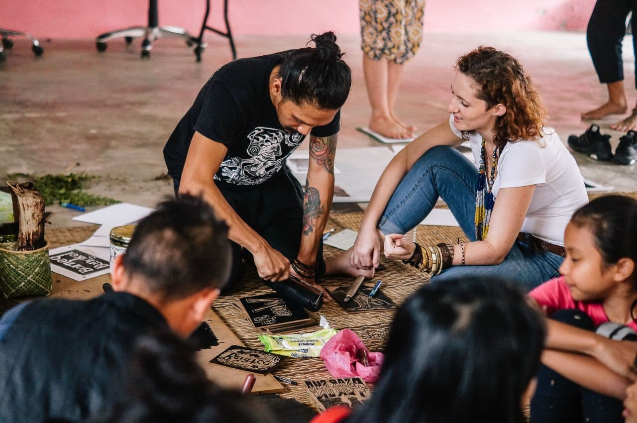 Soundbank collaborators Catriona Maddocks (UK) and Gindung Mc Feddy Simon (Malaysia) collaborate together to document indigenous instruments in Borneo. – Pic courtesy of Borneo Bengkel