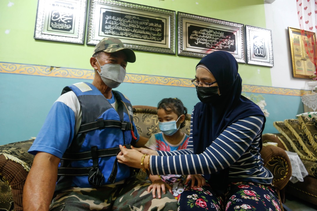 Wan Mohizan Wan Hussein’s wife Jussmani Budin demonstrating the correct way to fasten a life jacket. – The Vibes pic, October 13, 2021