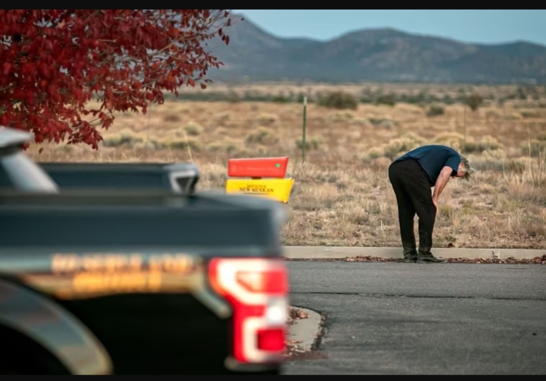 Baldwin is seen disraught in the parking area of the set, following the tragedy. – Pic courtesy of The New Mexican
