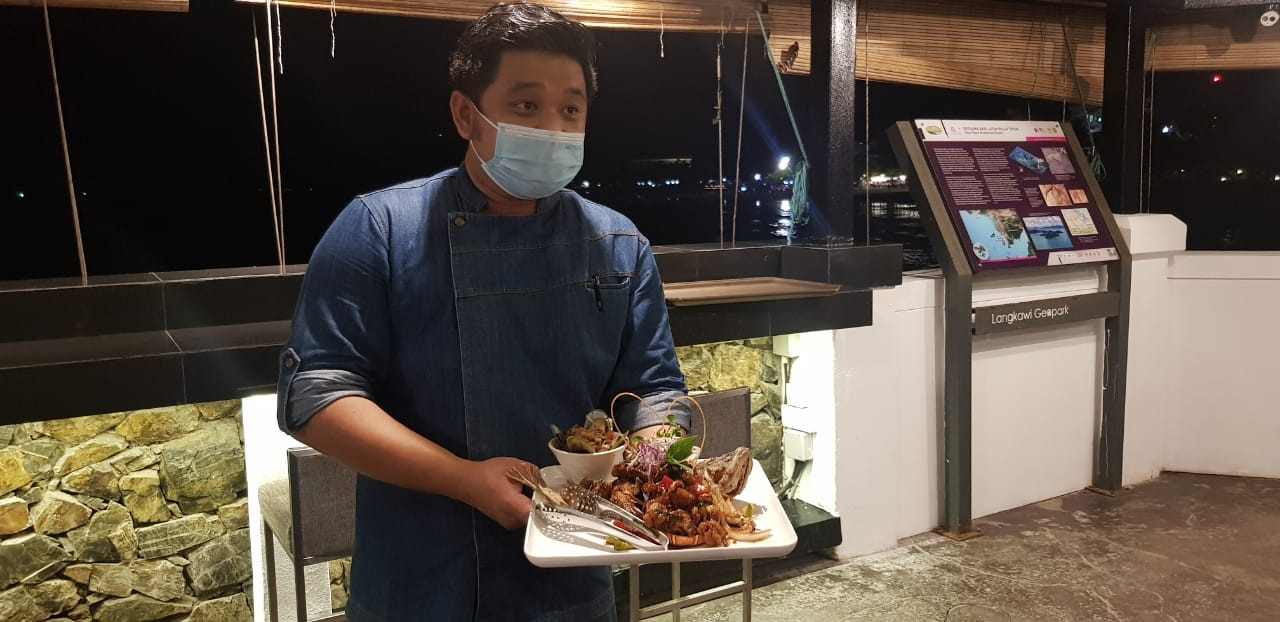 The Cliff's chef, Lim Kok Suw, shows off his latest seafood creation. – Pic by Ian McIntyre