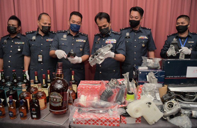 Johor Customs Dept makes RM2.5 mil booze, car spare parts bust