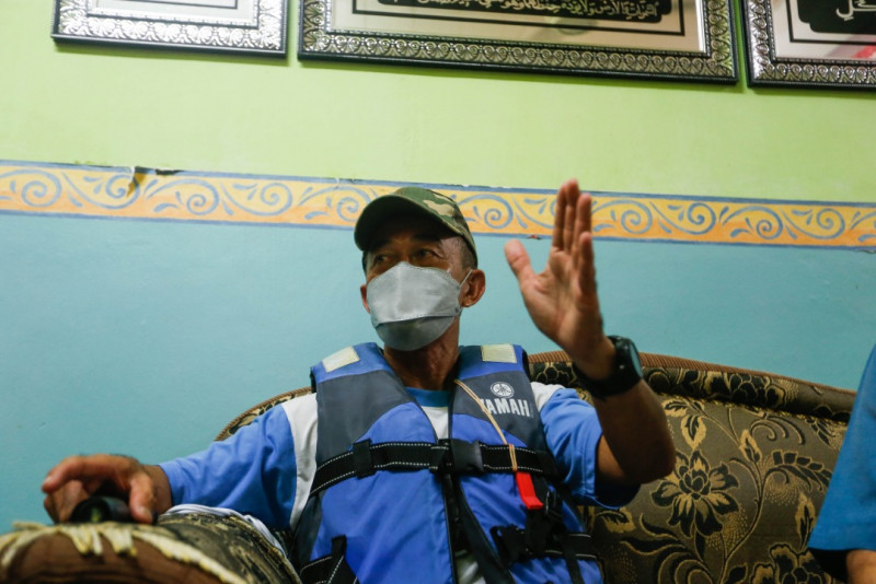 A life jacket, a man saved: ex-photojournalist shares harrowing experience at sea
