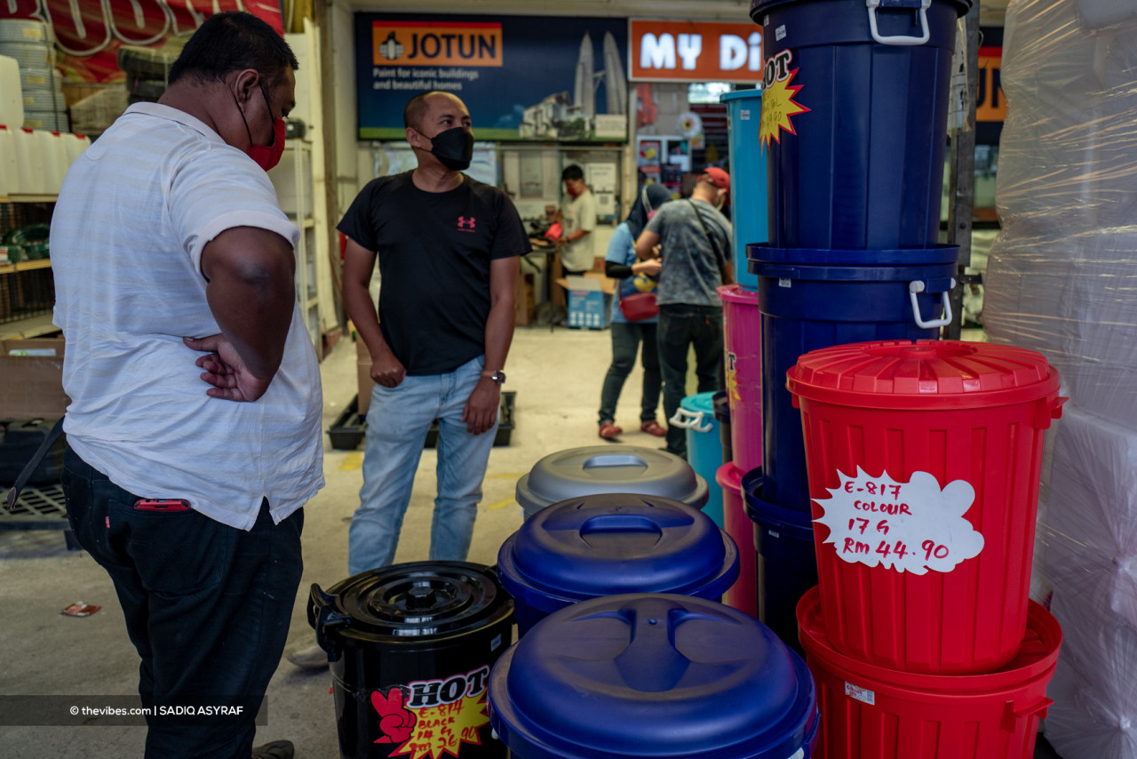 Customers perusing a selection of water containers. – SADIQ ASYRAF/The Vibes pic, October 12, 2021