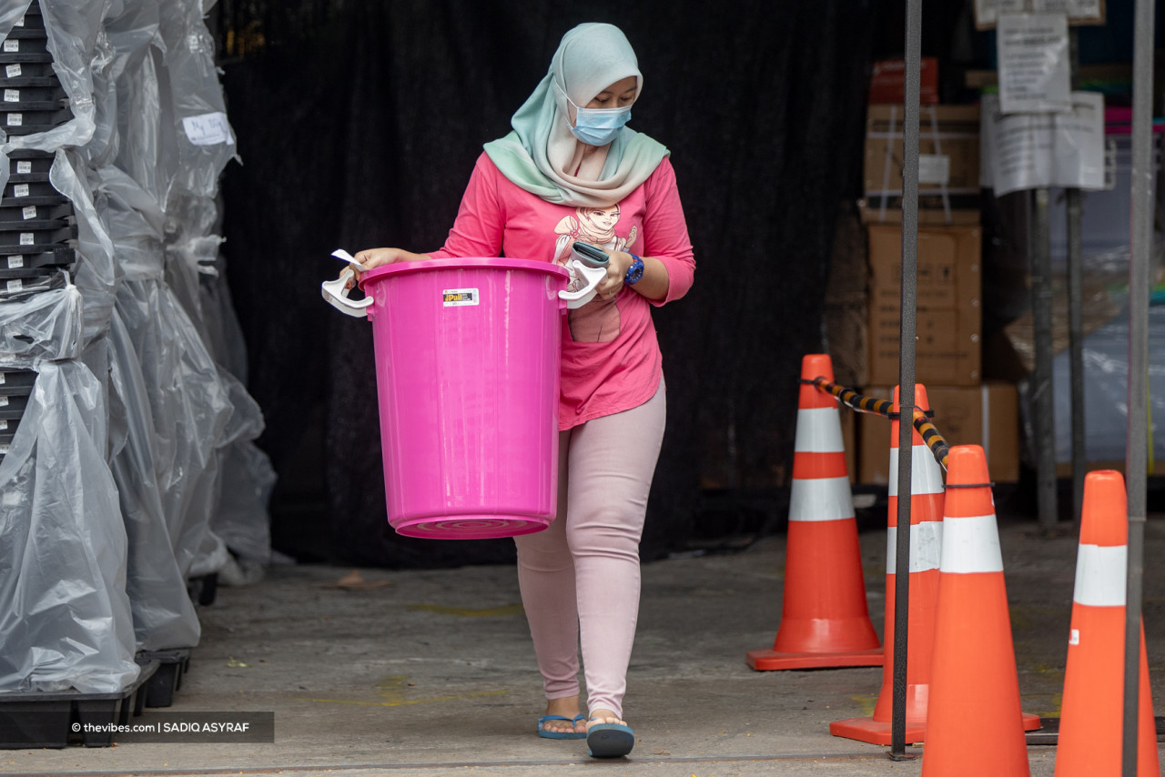Due to increasing stocks, sellers are starting to offer water containers in a variety of attractive types and colours. – SADIQ ASYRAF/The Vibes pic, October 12, 2021