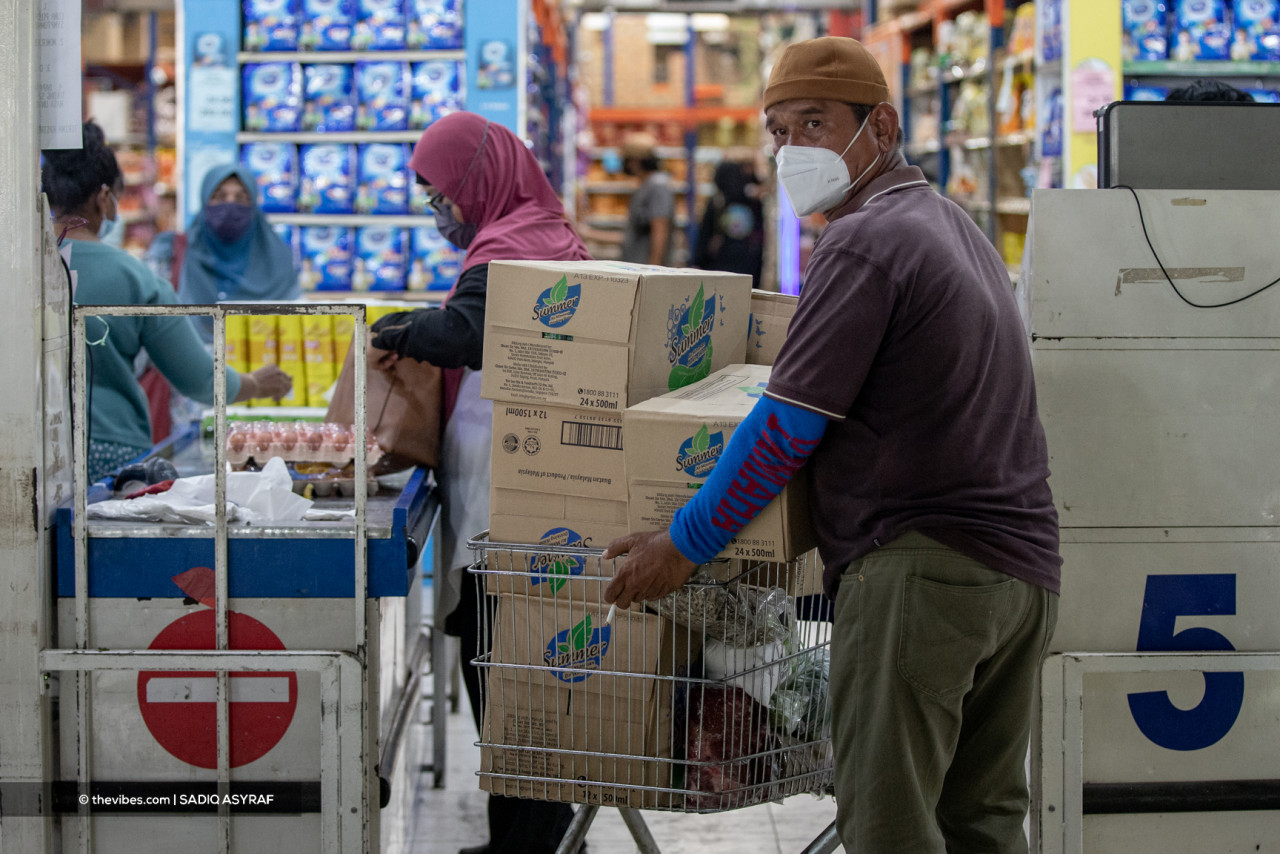 Times like these see customers prioritising water supplies over food supplies. – SADIQ ASYRAF/The Vibes pic, October 12, 2021