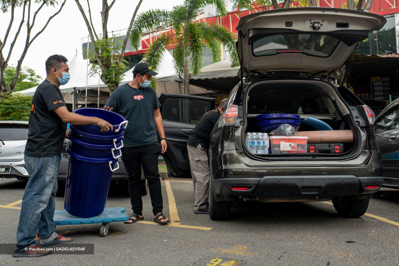 Customers are buying multiple containers as the imminent water disruption will last for four days. – SADIQ ASYRAF/The Vibes pic, October 12, 2021