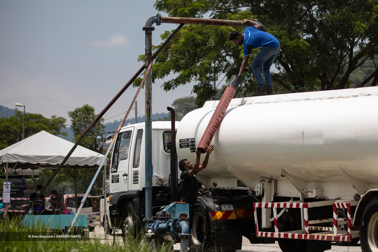 Factory operators filling tankers with water from an Air Selangor water source in Klang. – SAIRIEN NAFIS/The Vibes pic, October 14, 2021