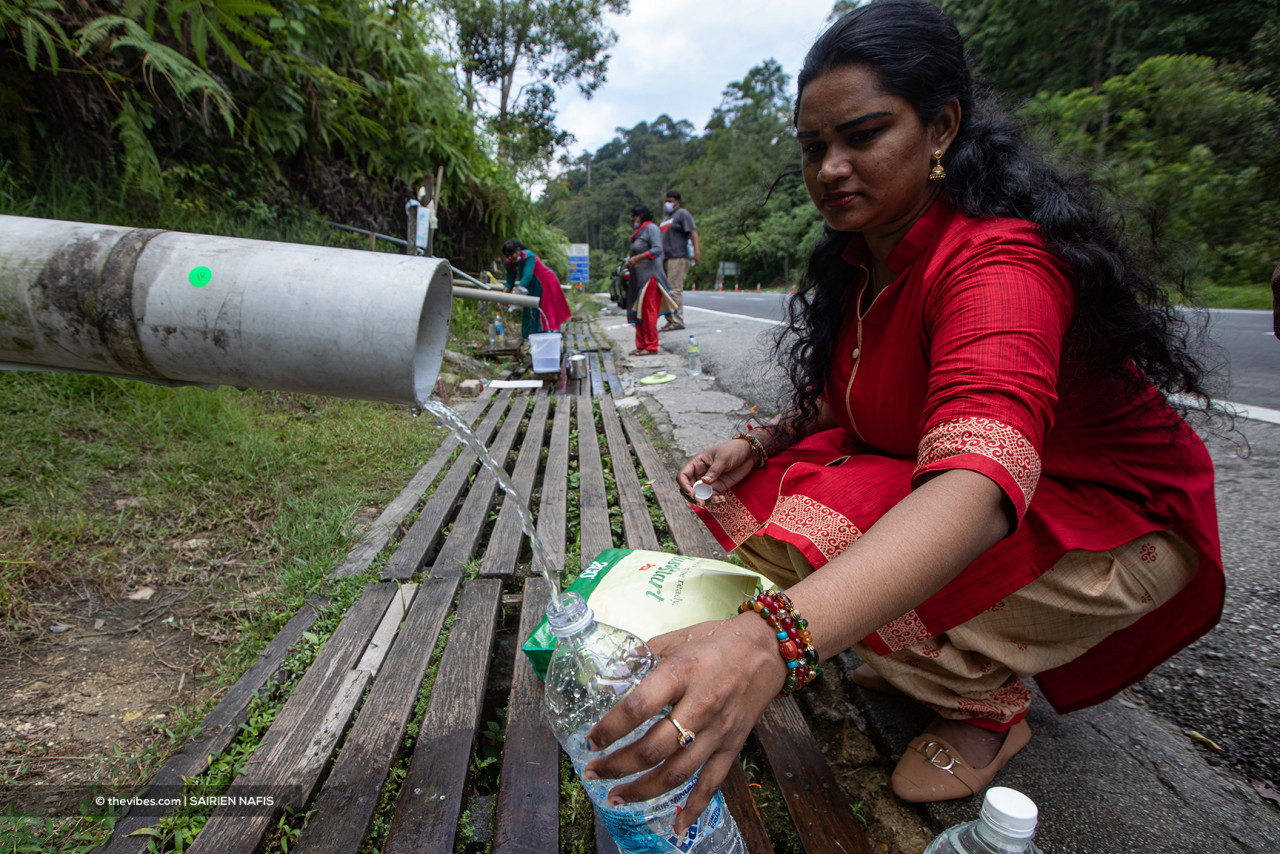 A water cut is but a minor setback for Menaga Nagarajan, 33, from Bandar Sunway, Petaling Jaya, who drove all the way to Jalan Ulu Yam to get her mineral water supply. – SAIRIEN NAFIS/The Vibes pic, October 14, 2021
