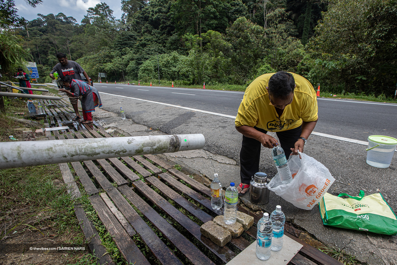 Jalan Ulu Yam has become one of several popular locations for resourceful locals to get mineral water supply. – SAIRIEN NAFIS/The Vibes pic, October 14, 2021