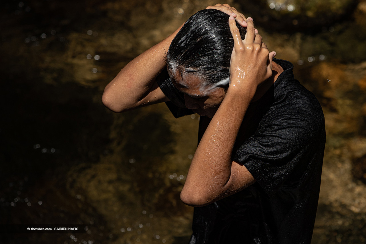 Wet hair, don’t care – a resident shampooing in a river. – SAIRIEN NAFIS/The Vibes pic, October 14, 2021