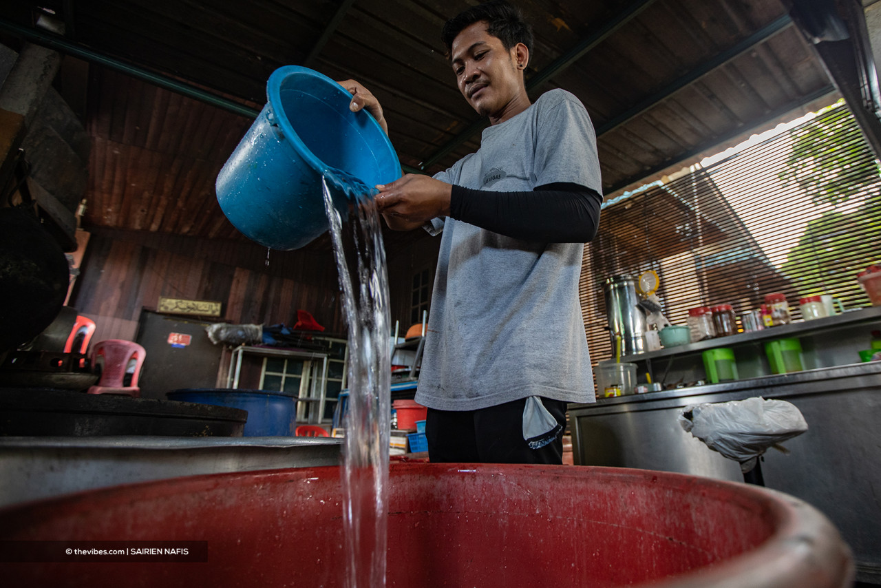 Food trader Saddam Husin Mohammad has had to maintain clean water supply at his Nasi Bukit Restaurant located in Kg Padang Jawa, Klang, when the disruption happened. – SAIRIEN NAFIS/The Vibes pic, October 14, 2021
