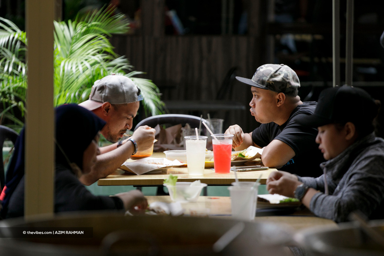 Restaurants are once again buzzing with dine-in customers after many, many months. – AZIM RAHMAN/The Vibes pic, September 12, 2021